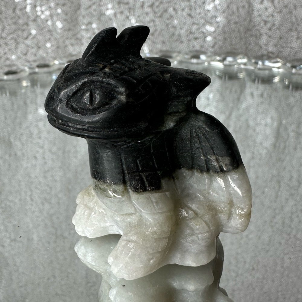 Black white jade toothless crystal carving